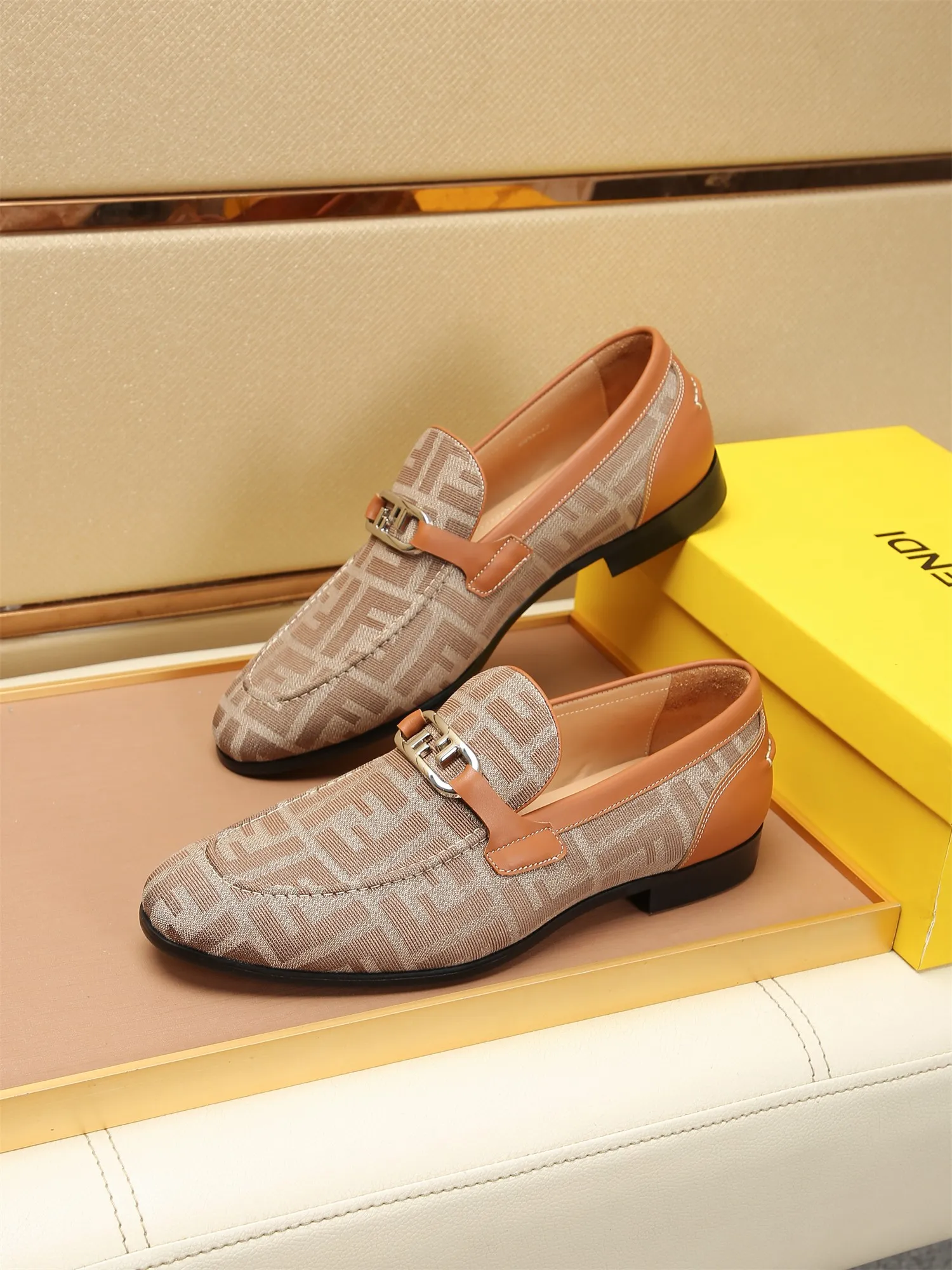 Men's shoes💰460 🕷🕷【FENDI】The latest men's formal leather shoes🇨🇳Classic series not to be missed💯The first layer is made of imported first-layer cowhide☘Original quality, the leather is smooth and delicate🎋Awesome version, perfect streamlined outline🍇Cowhide lining, size 38-44 (customized at 45.46)...